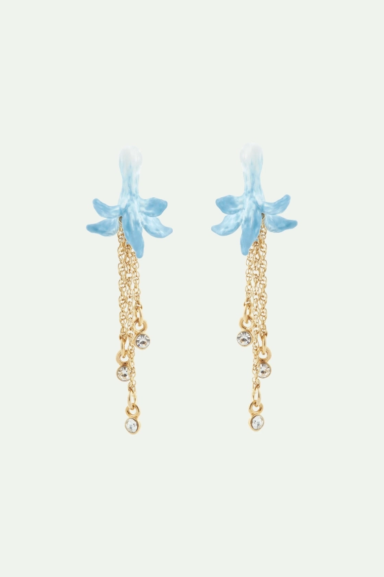Boucles d'oreilles tiges pendantes fleur bleue et cristaux