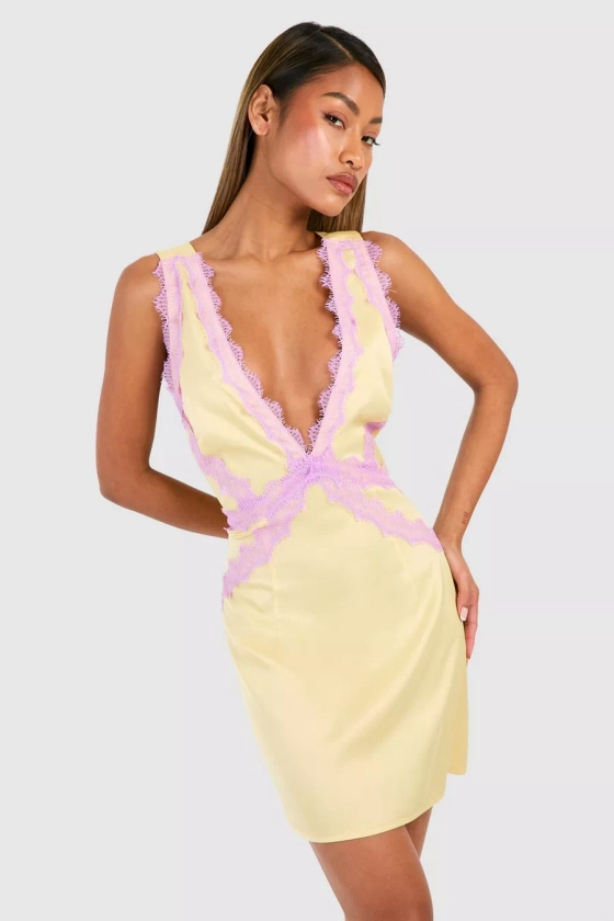 Robe nuisette satinée à détails en dentelle