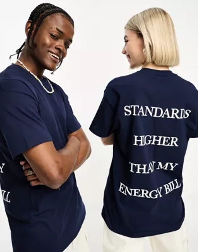 COLLUSION Unisex – T-Shirt in Marineblau mit „High Standards“-Slogan | ASOS