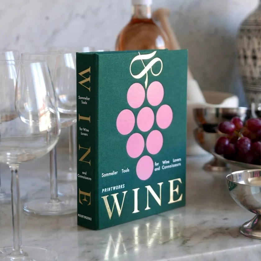 Livre qui cache des accessoires pour le vin