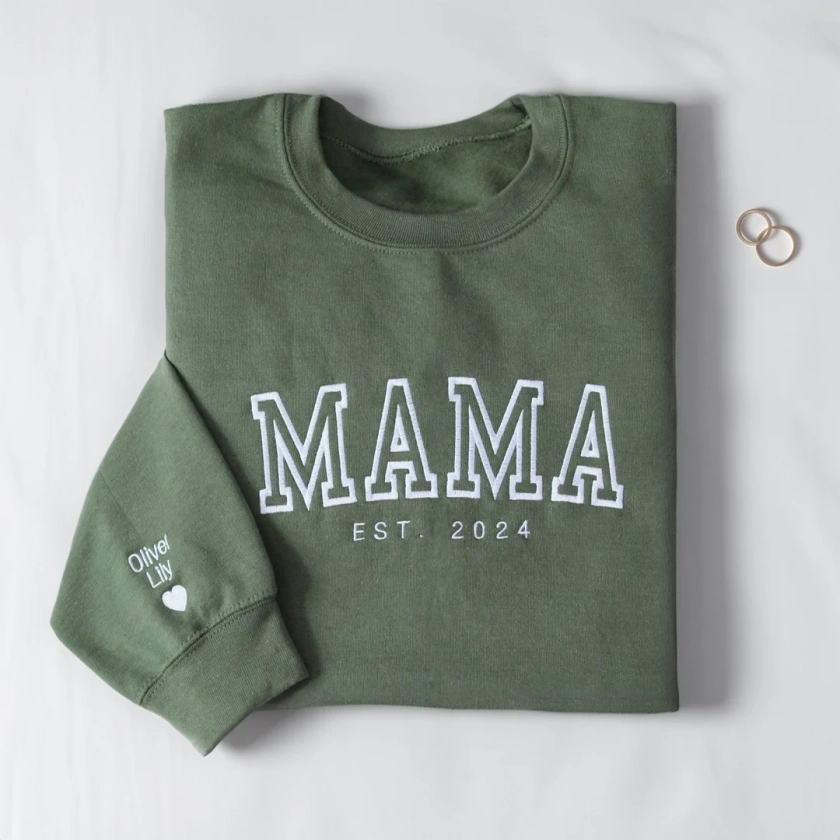 Sweat-shirt pour maman brodé personnalisé · Pochette personnalisée avec prénoms · Ras du cou maman EST · Cadeau personnalisé pour maman · Ras du cou pour nouvelles mamans et papas · E600