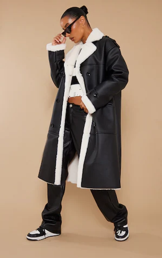 Manteau en similicuir noir à partie contrastante en fausse fourrure
