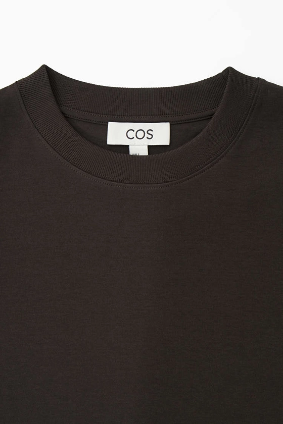 LE T-SHIRT CHIC - Marron foncé - T-shirts - COS