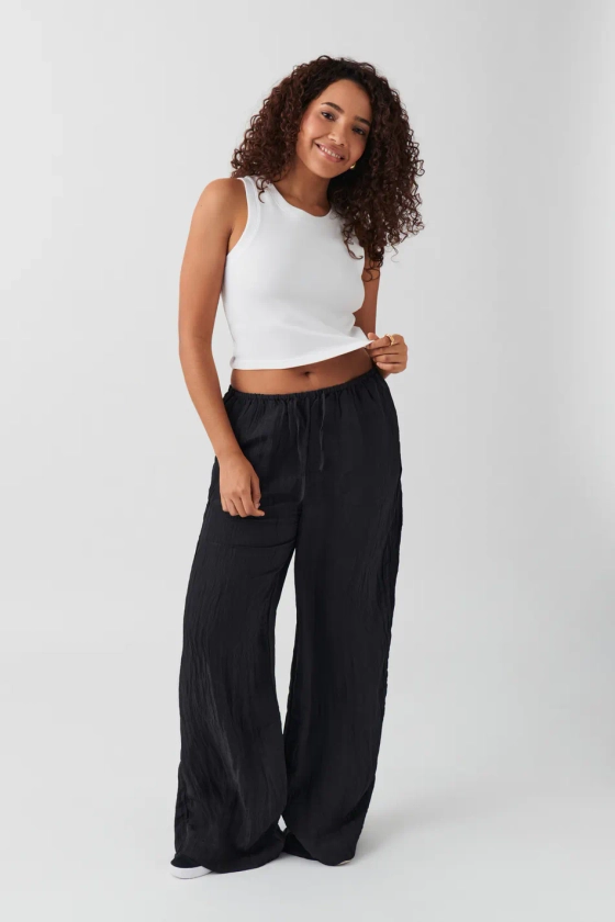 Crinkle texture trousers - Black - Women - Gina Tricot