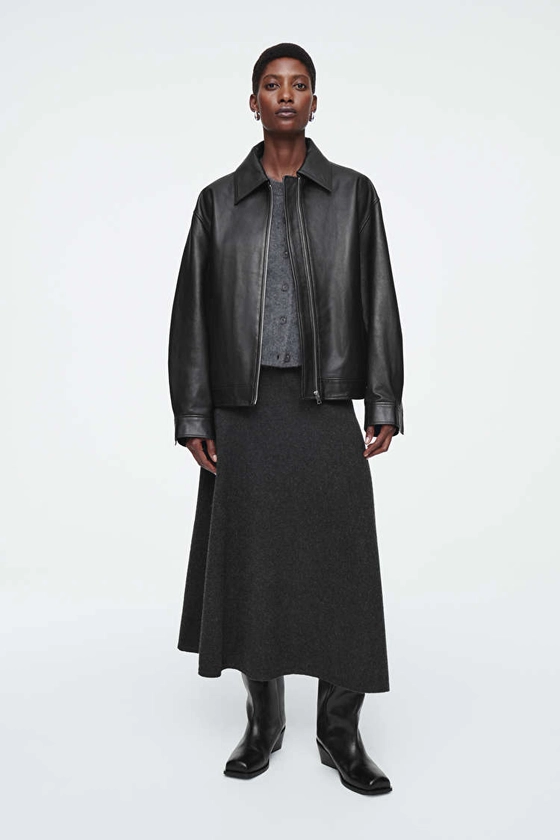 VESTE OVERSIZE À COL EN CUIR - NOIR - Coats and Jackets - COS