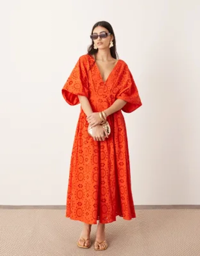 ASOS EDITION - Robe mi-longue en broderie anglaise avec manches larges et décolleté plongeant - Rouge | ASOS