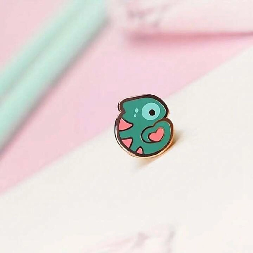 1pc Love Chameleon Pins, Heart Cute Enamel Pin Badge, Kawaii Aesthetic Birthday Gift, Christmas Present