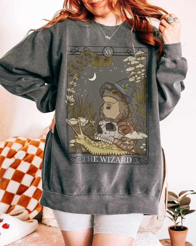 The Wizard Tarot Card Comfort Colors Sweatshirt, Witchy Frog Shirt, Trendy Goblincore Clothing, Cottagecore Mushroom Tee, Tarot Lover Gift - Etsy Japan