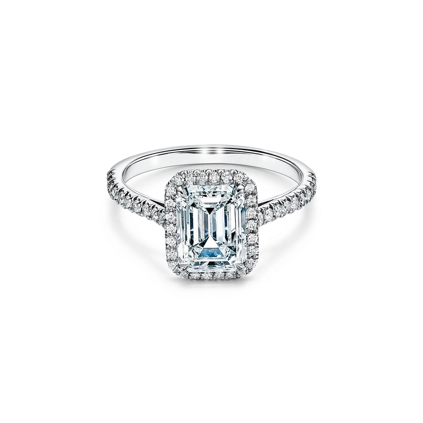 Bague halo Tiffany Soleste taille émeraude, anneau en platine et diamants. | Tiffany & Co.