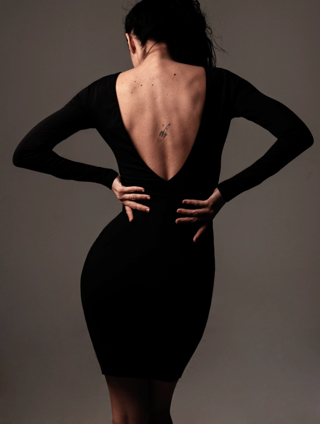Basic mala crna haljina sa V izrezom na leđima