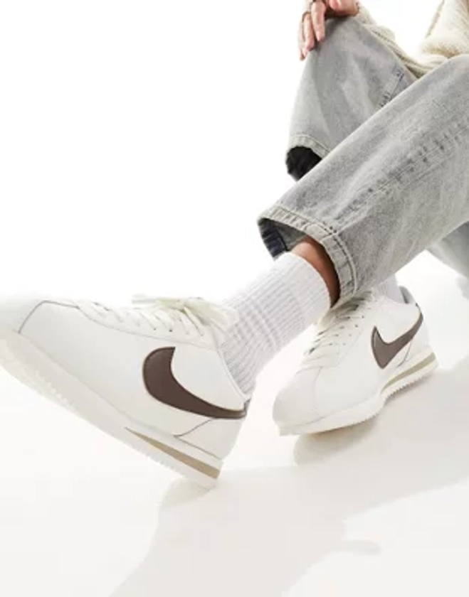 Nike - Cortez - Baskets en cuir - Blanc cassé et marron cacao | ASOS