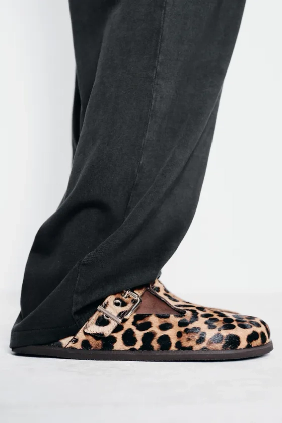 SABOTS EN CUIR AVEC IMPRIMÉ ANIMALIER