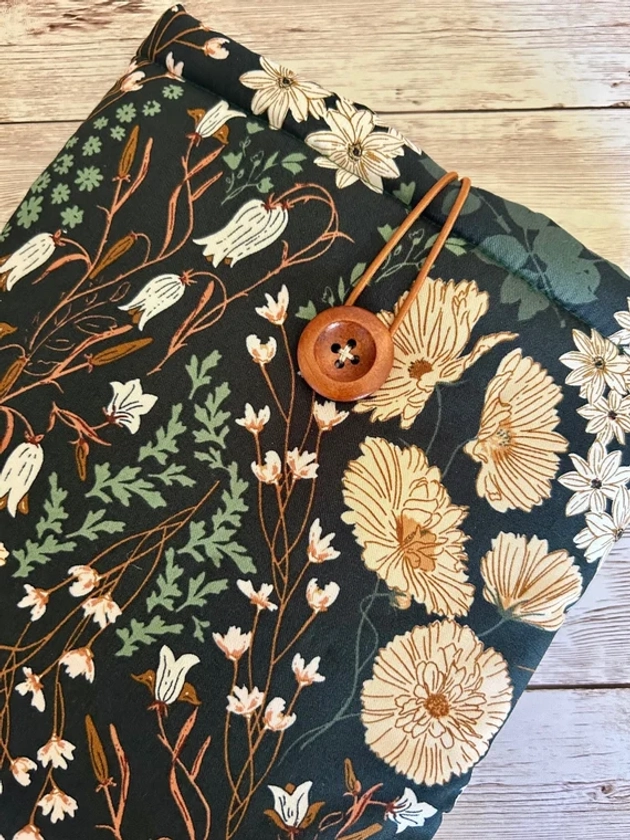 Pochette rembourrée Fleurs sauvages Cottagecore | housse pour tablette | fermeture à bouton | Étui pour Kindle | cadeau livre | cadeau livresque floral | noyau forestier