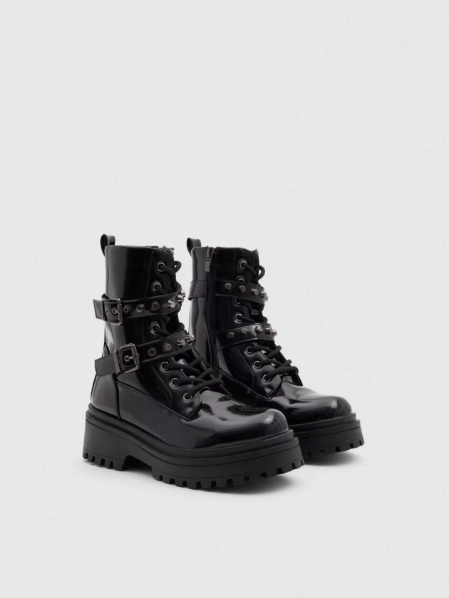 Bota militar negra con plataforma y hebillas