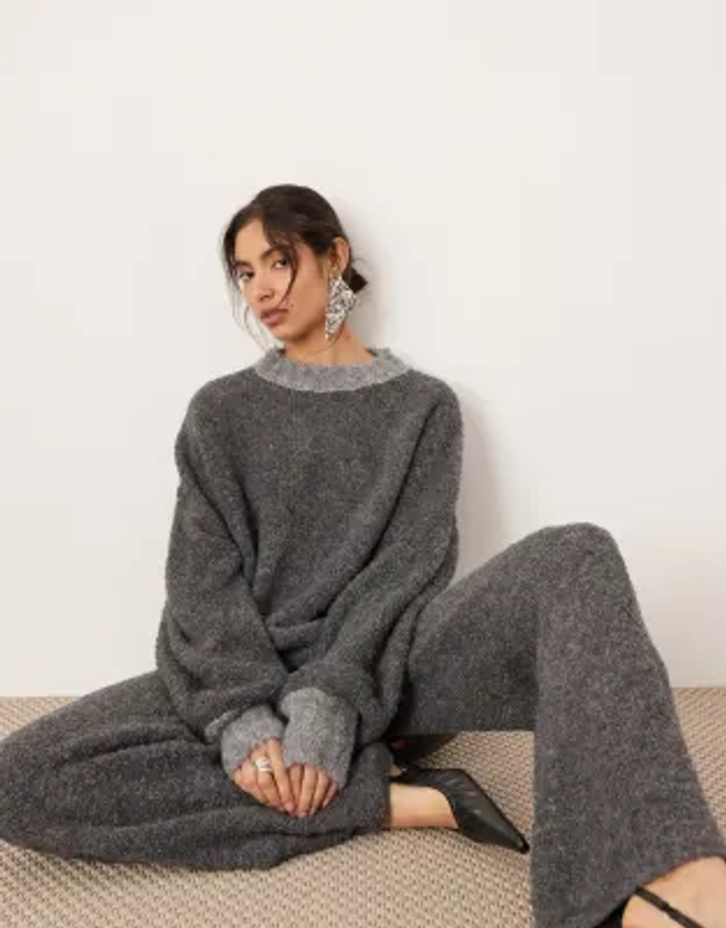 ASOS EDITION - Pull oversize en maille bouclée à col contrastant - Anthracite | ASOS