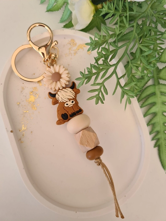 Tan Highland Cow keychain - Brown | Keyring accessories | Tan | Daisy Keychain | Cream Daisy flower Keyring