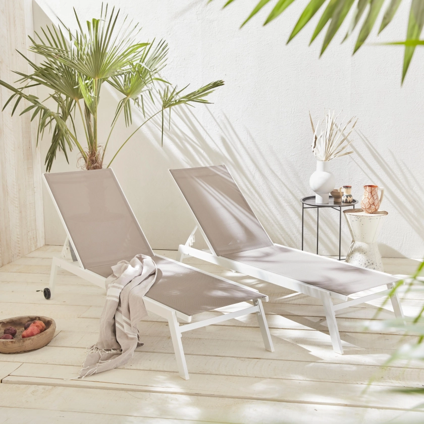 Lot de 2 bains de soleil ELSA en aluminium blanc et textilène taupe, transats multi positions avec roulettes | sweeek