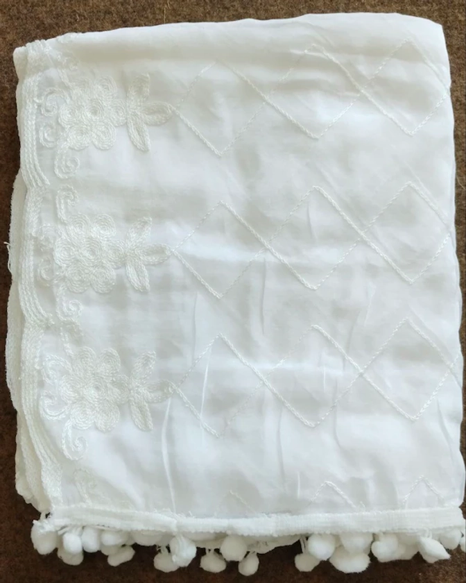 Dupatta en mousseline de soie blanche entièrement brodée de dentelle à pompons | Dupatta blanc| Écharpe blanche | Étole| Hijab | Chunri blanc