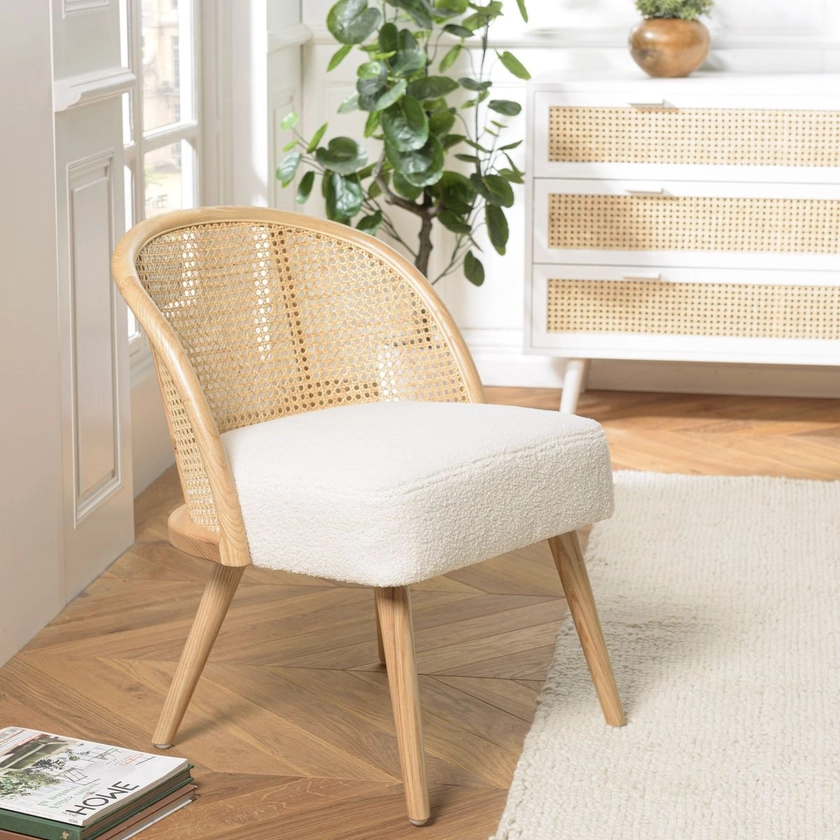 Chaise basse bois clair tissu blanc bouclé et rotin TIM