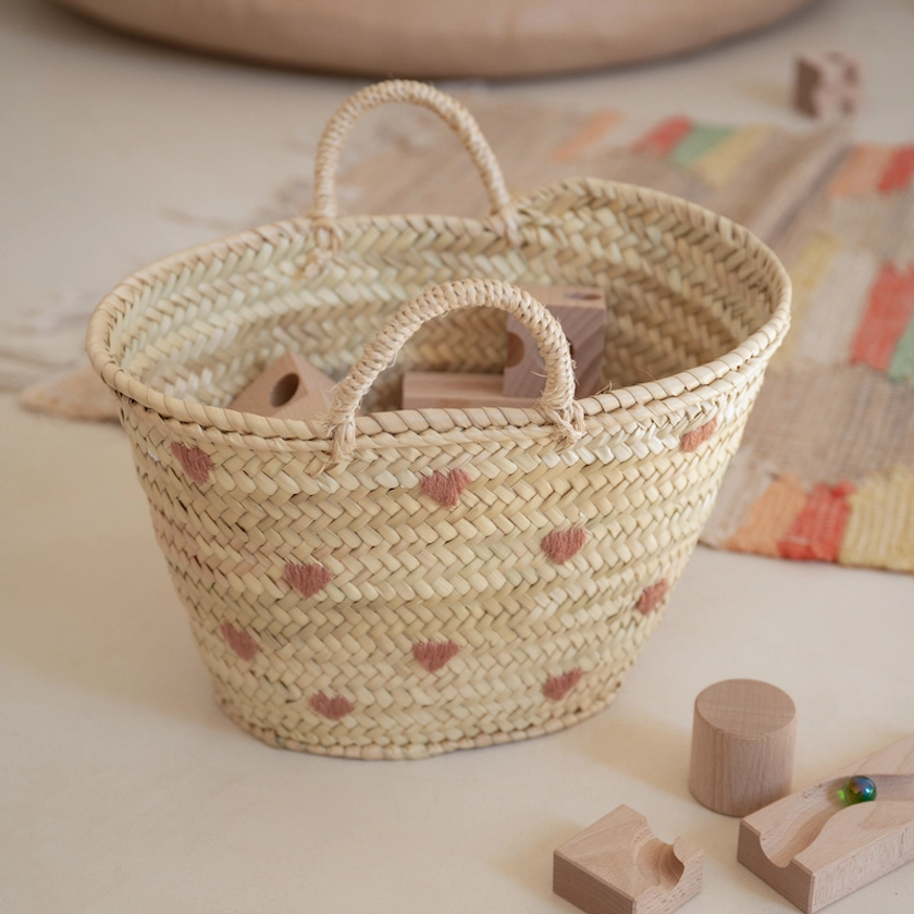 Panier avec coeurs brodés