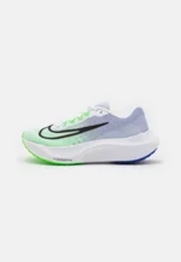 Nike Performance ZOOM FLY 5 - Chaussures de running neutres - white/black/green strike/racer blue/blanc - ZALANDO.FR