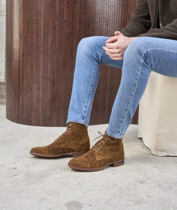 Combat Boots pour Homme: L'homme Inconscient en Daim Marron Café.