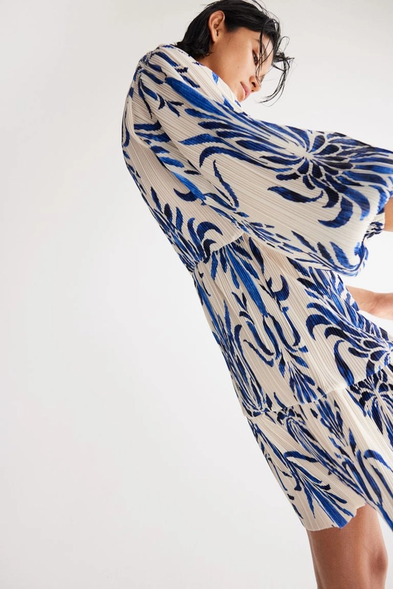 Robe plissée - Encolure en V - Manches longues - Crème/motif bleu - FEMME | H&M FR