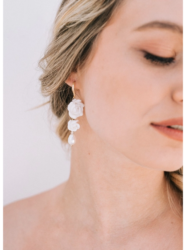 Boucles d'oreilles mariée "rosalie" avec fleurs et perles nacrée