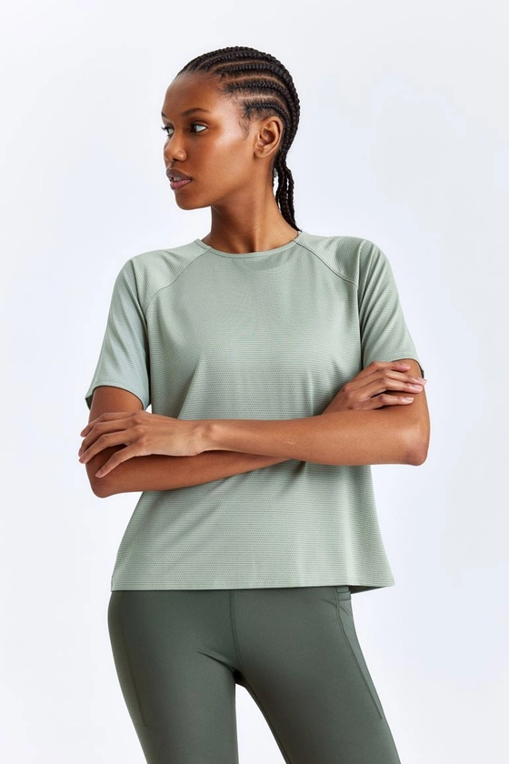 T-shirt de sport en mesh DryMove™ - Encolure ronde - Manches courtes - Vert kaki clair - FEMME | H&M FR