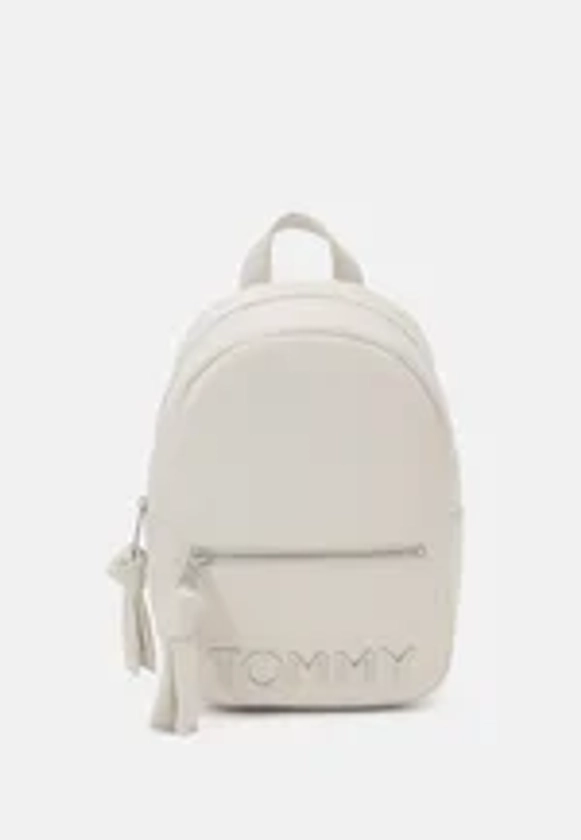 Tommy Jeans BOLD BACKPACK - Rugzak - newsprint/crème - Zalando.be