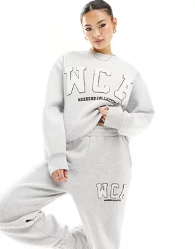 ASOS - Weekend Collective - Sweater met varsity logo in gemêleerd grijs