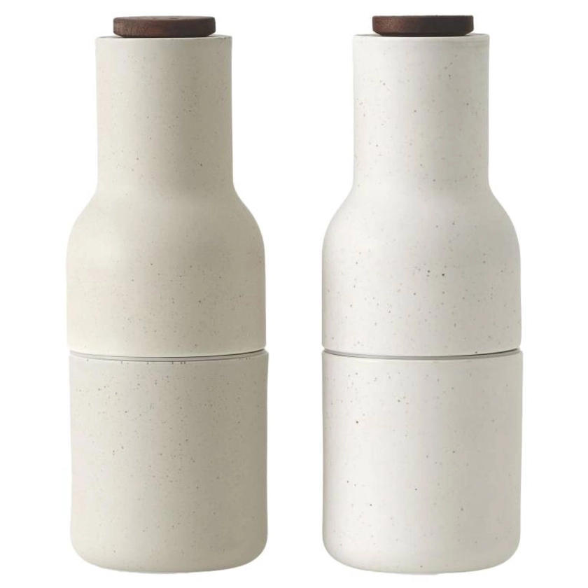 Bottle Grinder peper- en zoutmolen keramiek Sand walnoot | Audo Copenhagen