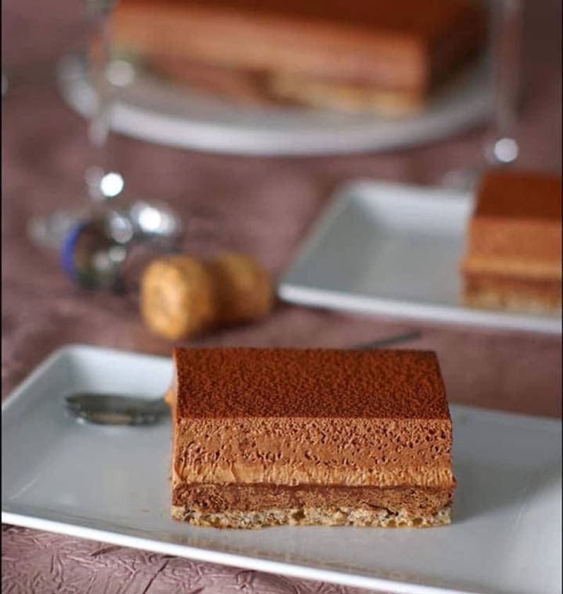 Entremets croustillant aux deux mousses au chocolat - Recettes de cuisine Ôdélices