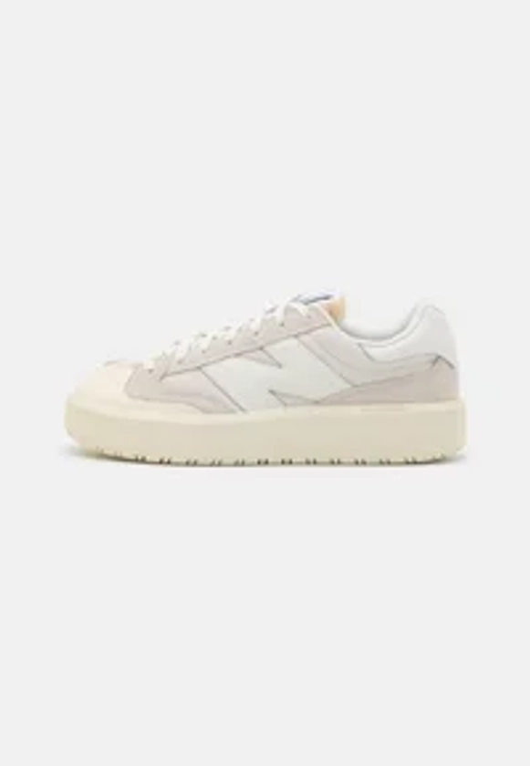 New Balance CT302 - Sneakers laag - white/donkergrijs - Zalando.be