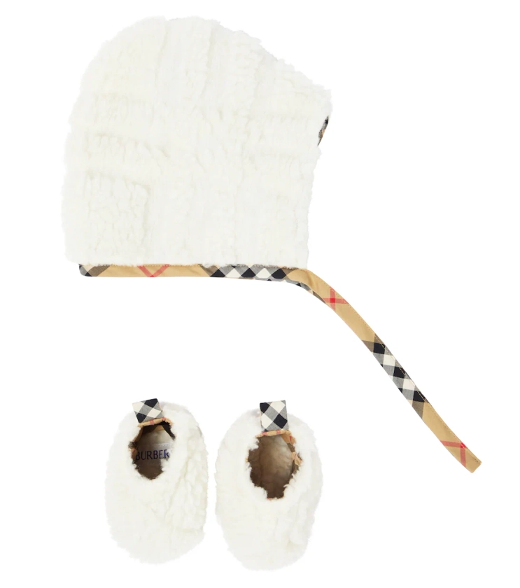 Baby fleece bonnet and slippers set in white - Burberry Kids | Mytheresa