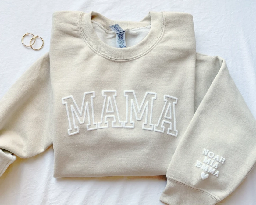 Sweat-shirt maman personnalisé avec prénoms sur la manche, cadeau fête des mères, cadeau d'anniversaire pour maman, cadeau nouvelle maman, pull maman cool minimaliste