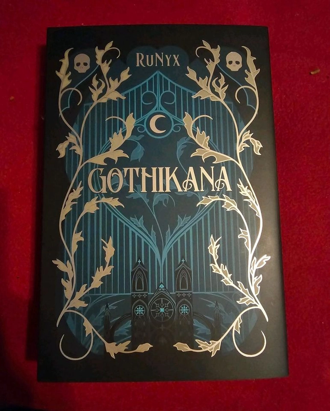 The Bookish Box Gothikana von RuNyx signiert.