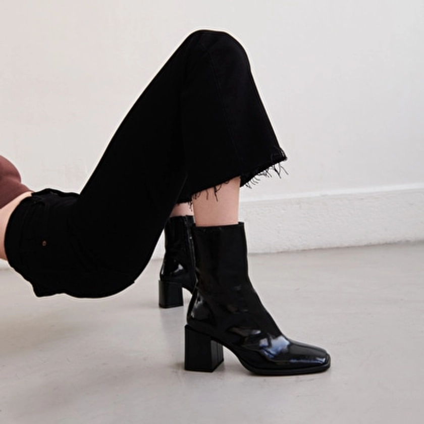 Boots à talons décrochés et bouts carrés en cuir vernis plissé noir pour Femme | Jonak
