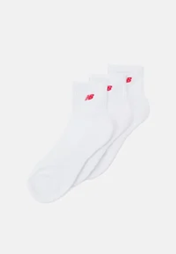 ESSENTIALS CUSHIONED ANKLE SOCKS PATCH LOGO 3 PACK - Chaussettes - white