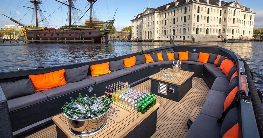 Amsterdam: Open Boot rondvaart met optioneel onbeperkt drankjes | GetYourGuide