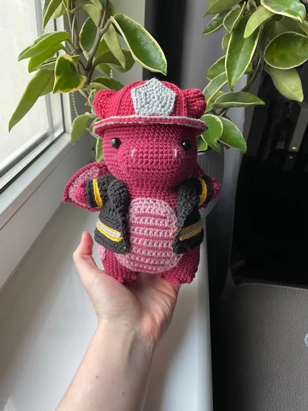 Dragon pompier | PDF Patron Amigurumi au crochet | Peluche fantaisie mignonne avec accessoires amovibles - hache, veste, casque | Animal en peluche