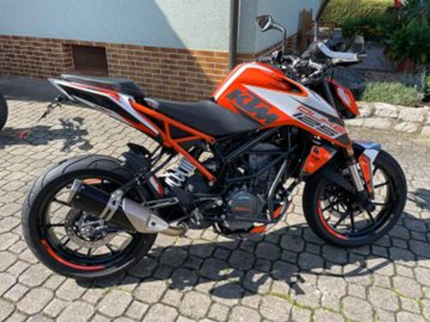 KTM KTM Duke 125 Orange as Lightweight Motorcycle/Motorbike in Sonnefeld
