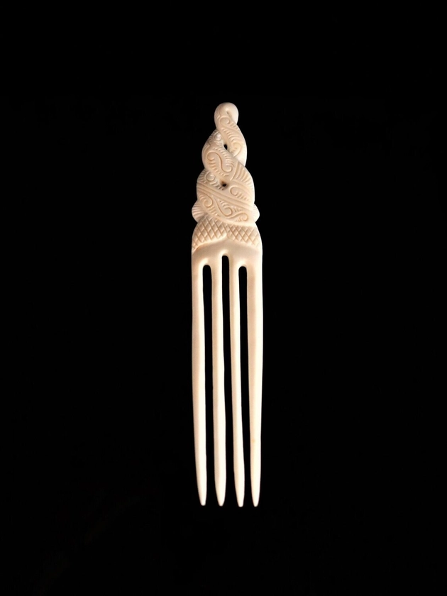 Moko Pounamu, Bone Carving Double Twist Heru (Comb)