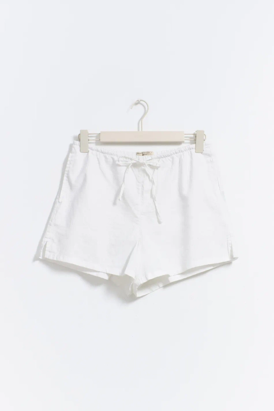Relaxed linen blend shorts - White - Women - Gina Tricot