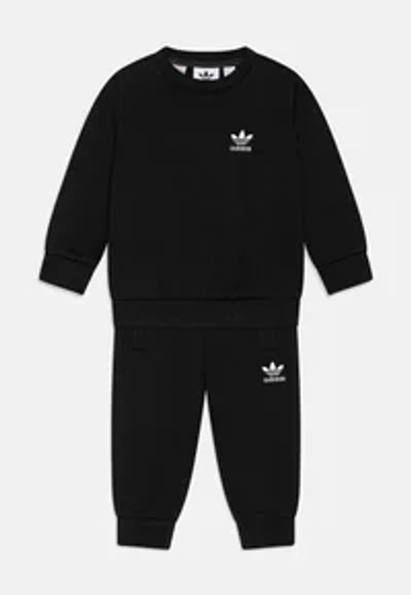 adidas Originals CREW KIDS - Trainingspak - black/zwart - Zalando.nl