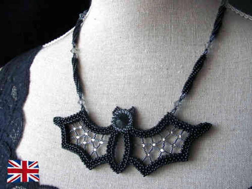 Tutorial for necklace 'Blingy the Bat' - English - Trinkets beading