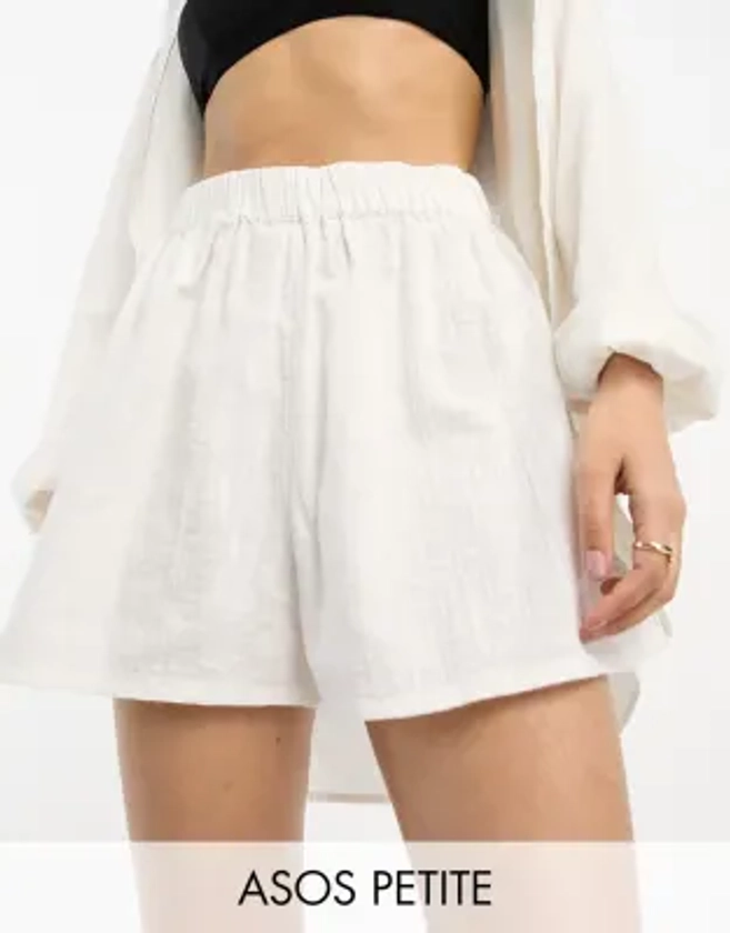 ASOS DESIGN Petite - Short d'ensemble de plage texturé - Blanc | ASOS