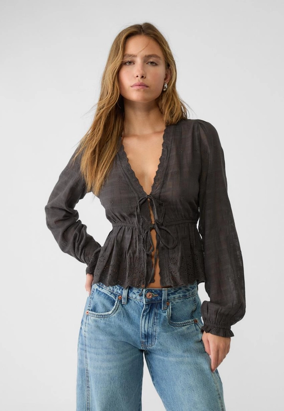 Chemisier fluide brodé - Chemisiers et blouses femme | Stradivarius France