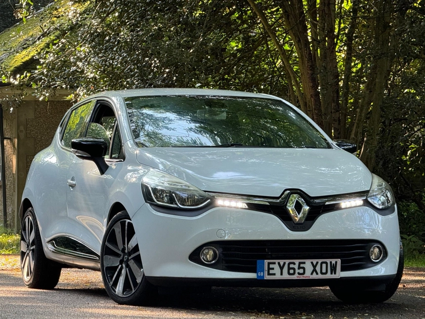 2015 White Renault Clio 1.5 dCi Dynamique S Nav Auto Euro 6 5dr for sale for £3,949 in Camberley, Surrey