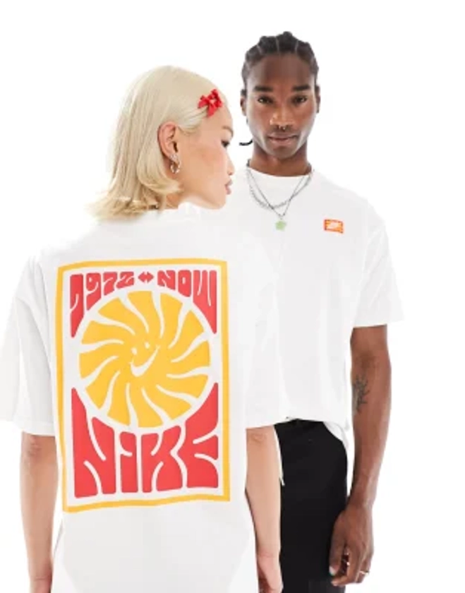 Nike - Festival - T-shirt avec imprimé au dos - Blanc | ASOS